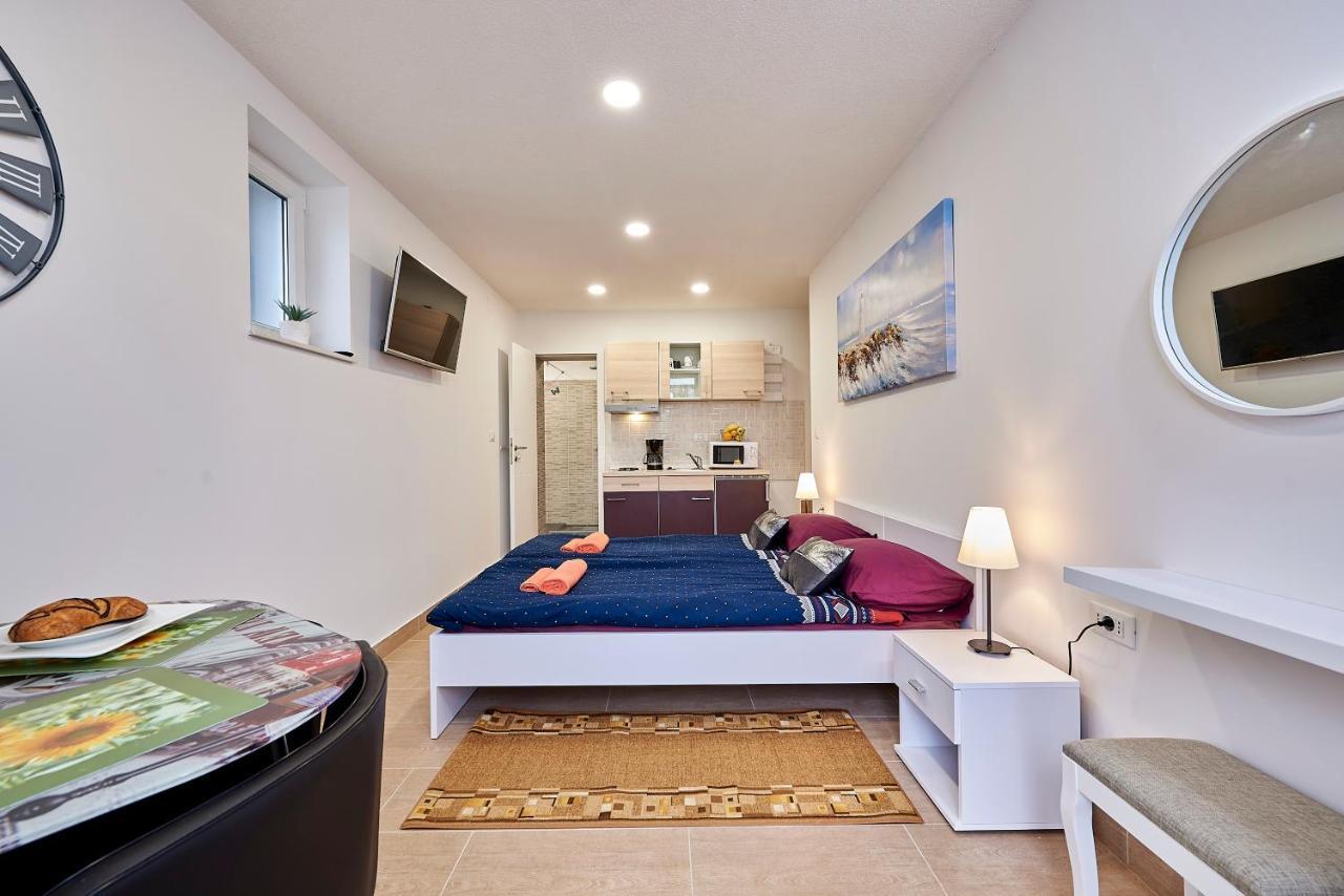 Studio apartment Bašćan Trogir Bagian luar foto