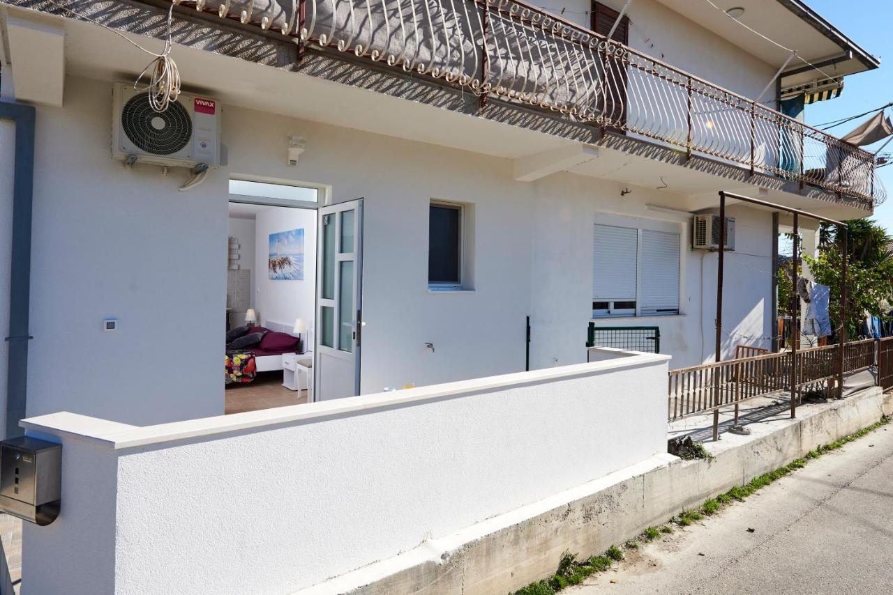 Studio apartment Bašćan Trogir Bagian luar foto